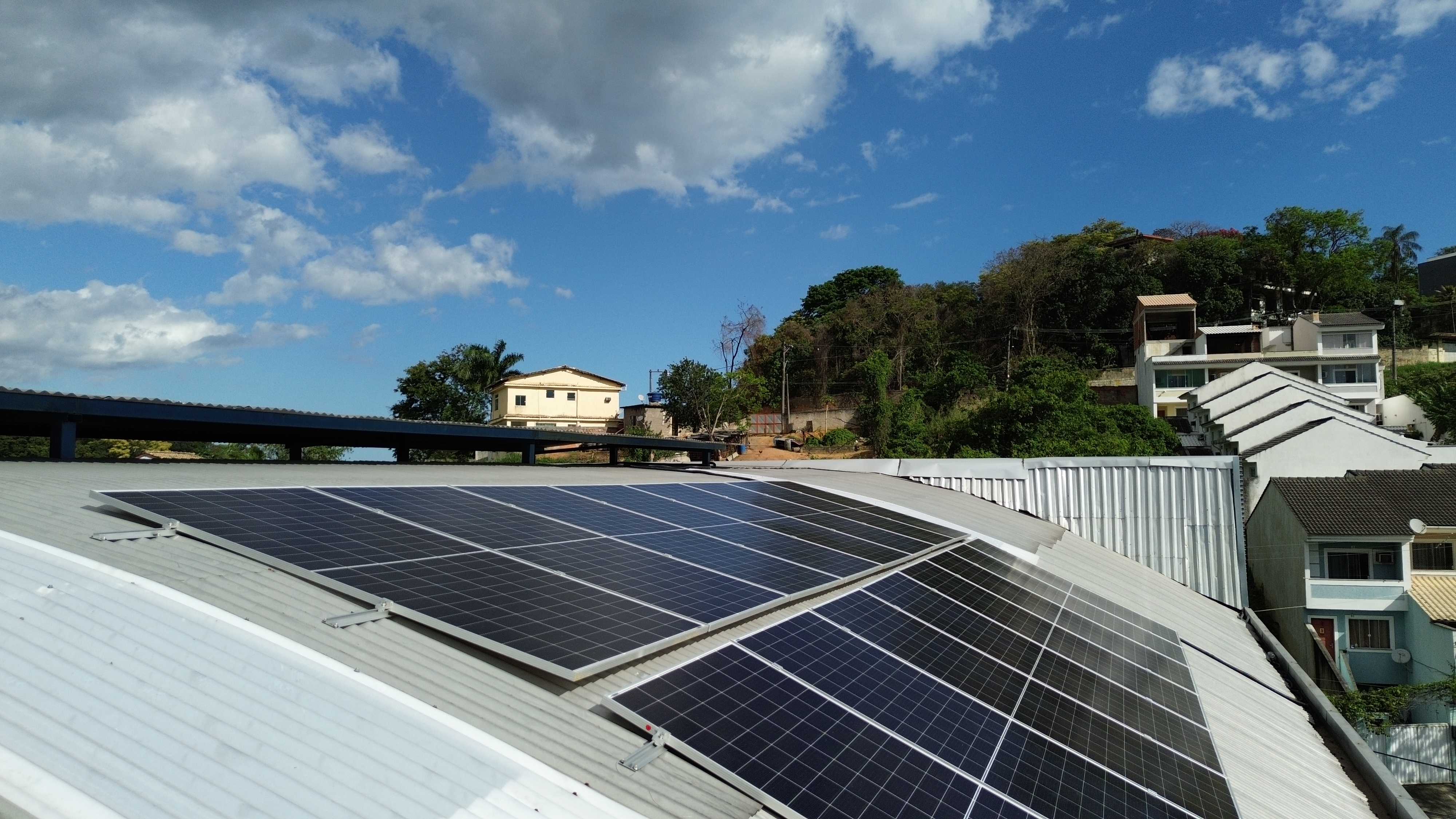 Iluminação pública, engenharia civil e energia solar em obra